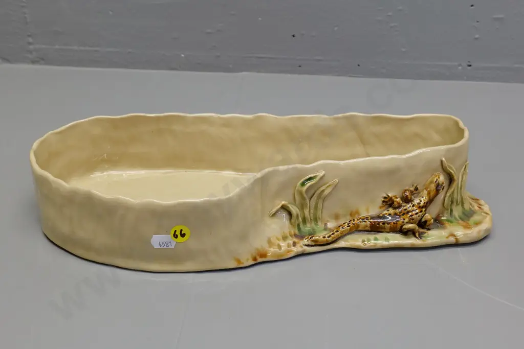hand-potted Molle float vase with lizard figure - H-65 L-360 Image 1++