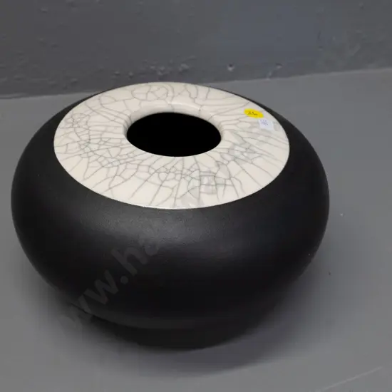 Danny Moorwood Dunedin studio pottery bowl - black with white craze pattern collar H-120 D-210