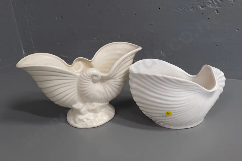 Crown Lynn shell vase and nautilus vase No. 2049 (hairline crack on rim) H-150 L-230 Image 1++