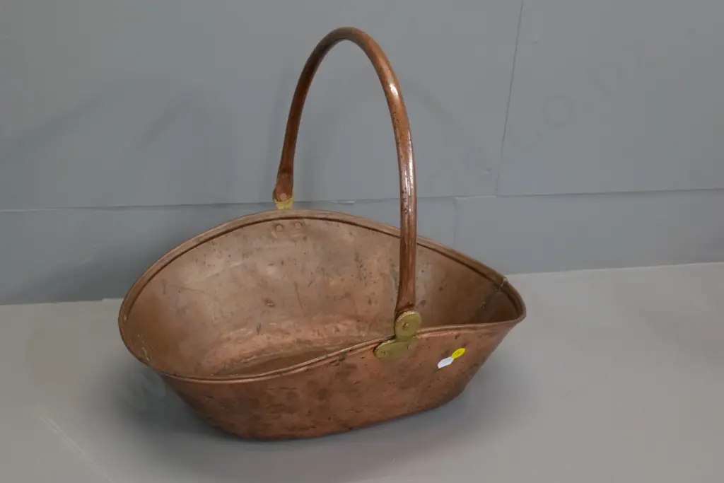 copper pan with folding handle, brass brackets H-160 W-400 with handle down Image 1++