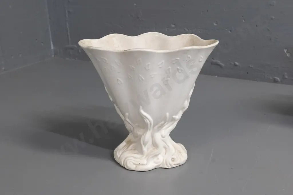 Crown Lynn fan-shaped vase marked 643 - needs a clean H-180 W-190 Image 1++