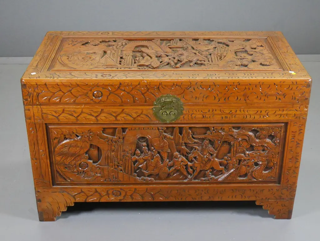 large Chinese carved camphorwood chest w/brass hardware H-640 W-1040 D-540 Image 1++