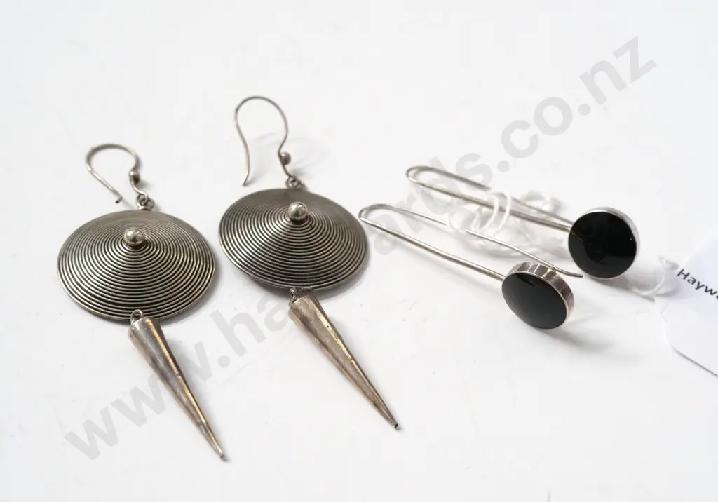2 pairs of silver earrings stamped 925 Image 1++