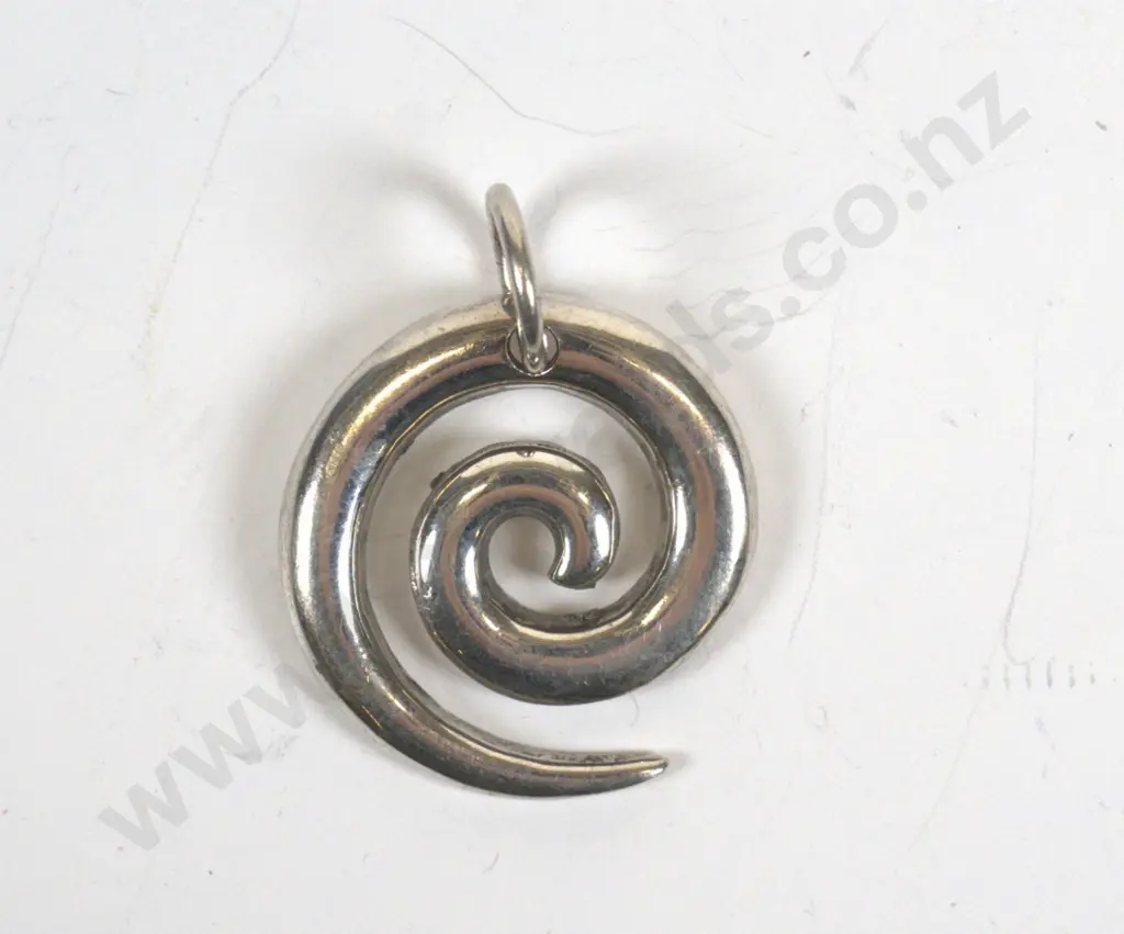 silver pendant stamped 925 no chain Image 1++