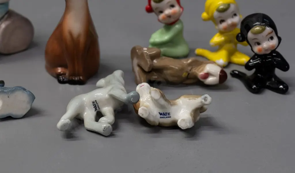 assorted figurines including 4 Wade Lady & The Tramp dog figures, elephant on steamroller, pixies, cat H-95 Image 1++
