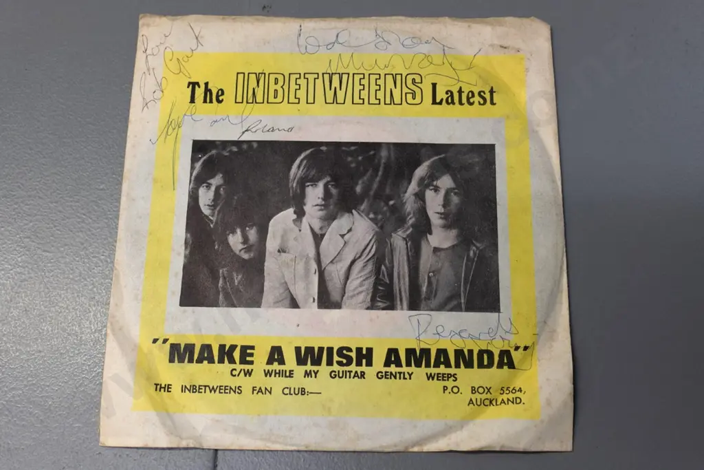 45 RPM single - Dunedin band The Inbetweens - signed by some band members? Image 1++