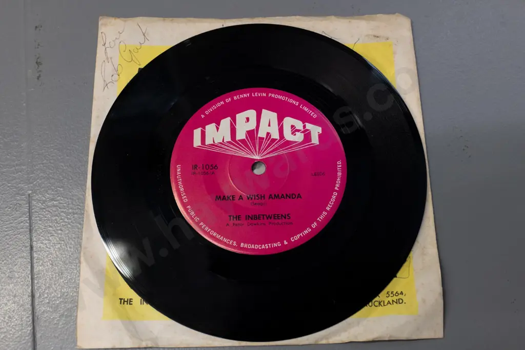 45 RPM single - Dunedin band The Inbetweens - signed by some band members? Image 1++