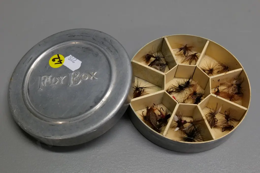 segmented tin of fishing dry flies - diameter 110 Image 1++