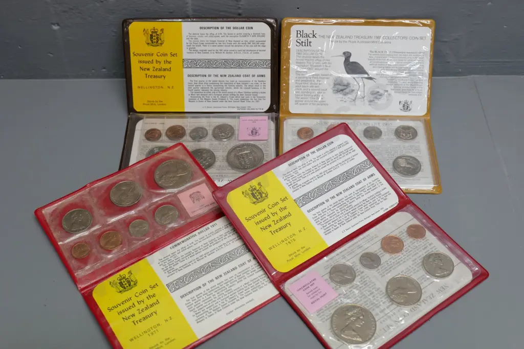 4 New Zealand collector's coin sets - 1971, 1974, 1975, 1985 Image 1++