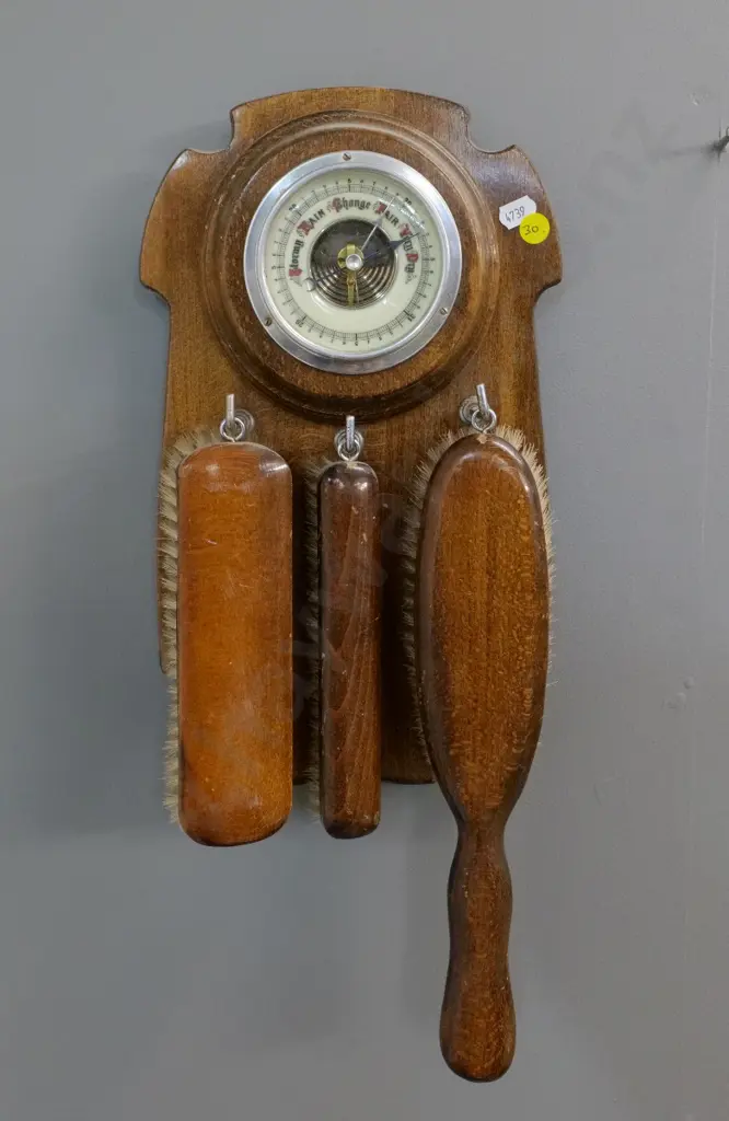 wood-cased wall-hanging barometer with 3 clothes brushes - H-320 W-200 Image 1++