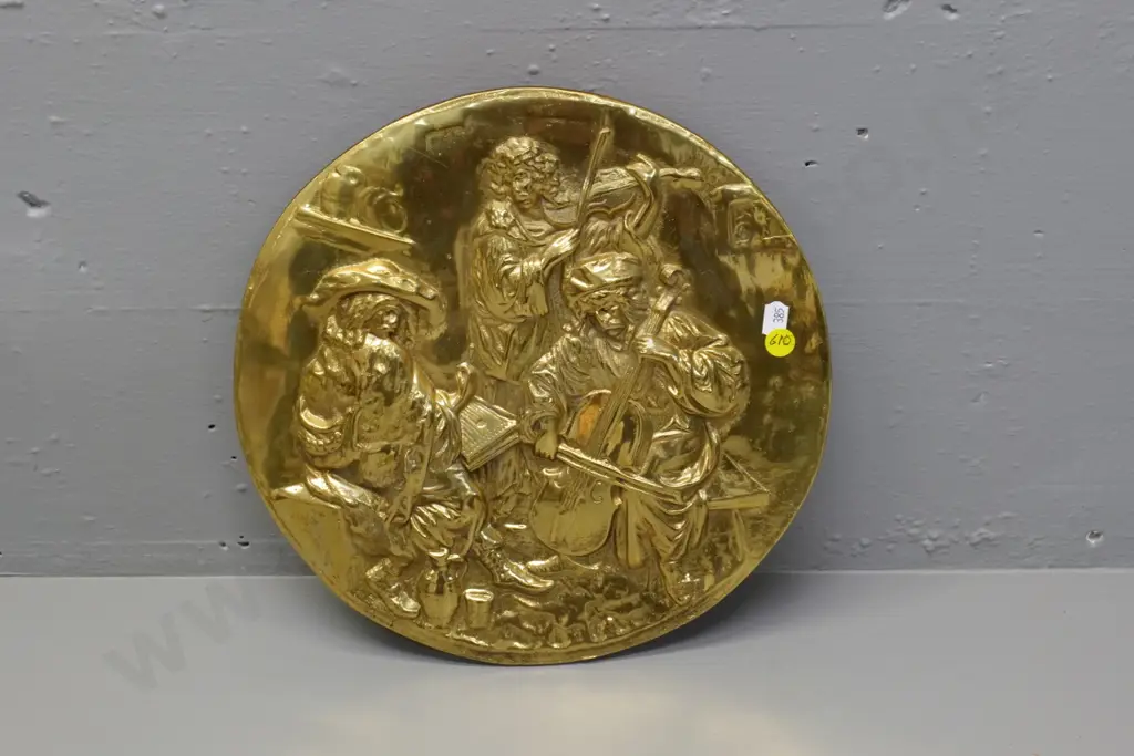 heavy cast brass minstrel-themed wall plaque - Diameter 290 Image 1++