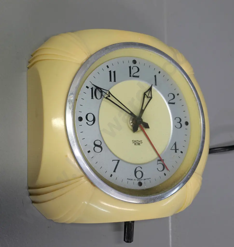 retro cream plastic (or bakelite?) cased Smiths electric wall clock H-165 W-165 Image 1++