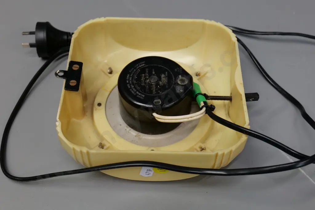 retro cream plastic (or bakelite?) cased Smiths electric wall clock H-165 W-165 Image 1++