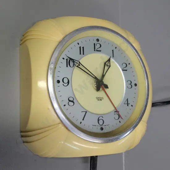 retro cream plastic (or bakelite?) cased Smiths electric wall clock H-165 W-165