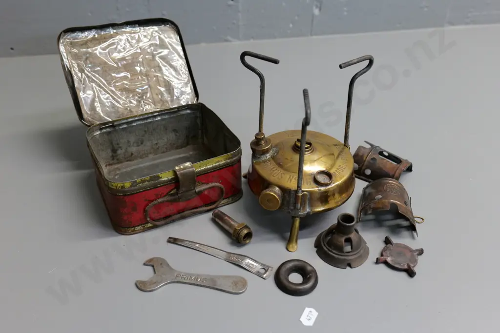 vintage Primus camping stove with brass tank (solder repair) w/accessories, original tin is H-80 W-145 D-120 Image 1++