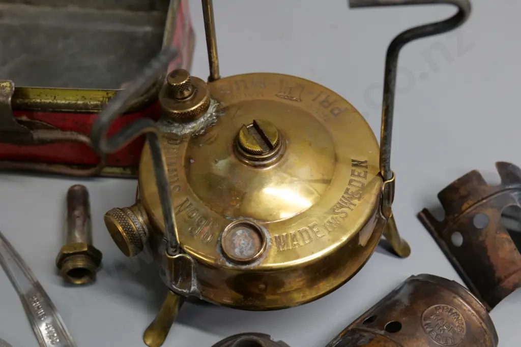 vintage Primus camping stove with brass tank (solder repair) w/accessories, original tin is H-80 W-145 D-120 Image 1++