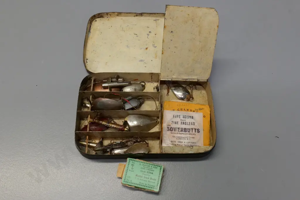 tin of vintage fishing lures, hooks, etc. - 130 x 200 Image 1++