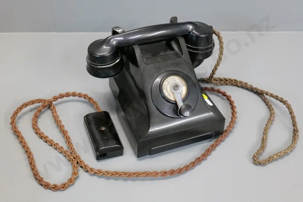 vintage black bakelite crank handle telephone Image 1++