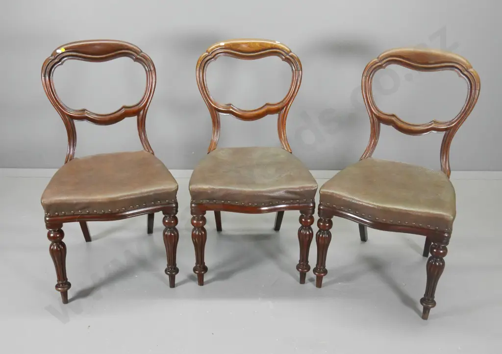 3 matching Victorian mahogany balloon-back dining chairs w/leather seats, one w/chip and repair H890 W470 D450 Image 1++