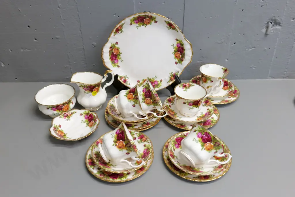 Royal Albert 'Old Country Roses' 22-piece tea set Image 1++
