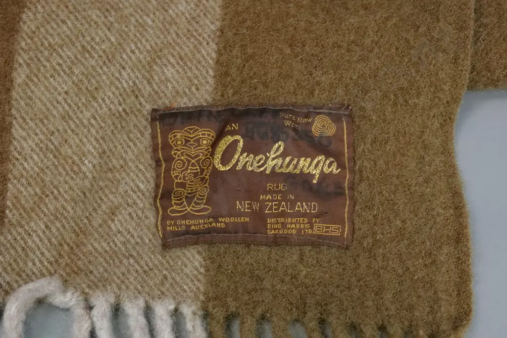 retro Onehunga pure wool travel rug Image 1++
