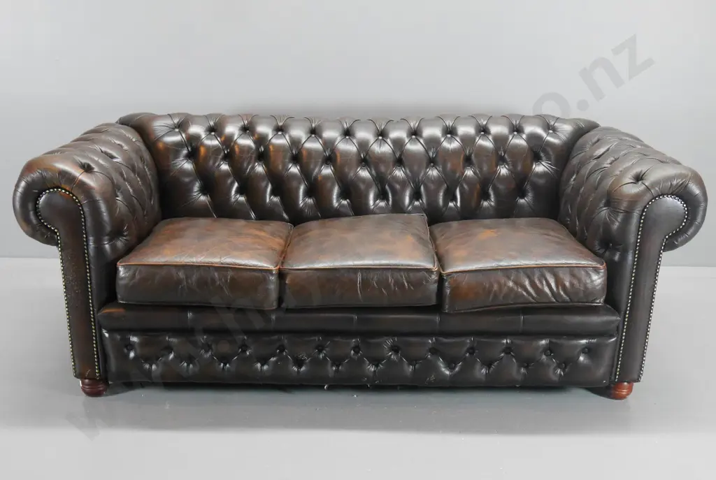 deep-button leather 3-seater chesterfield settee w/brass studs, bun feet, scuff/scratch marks H750 L1900 D860 Image 1++