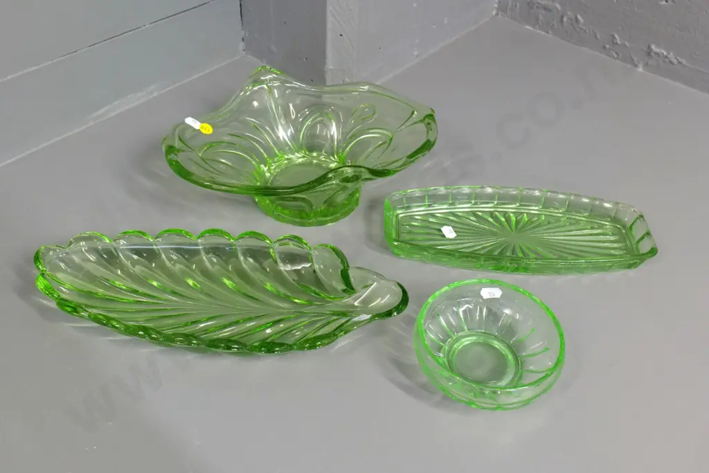 4 green depression glass items - 3 dishes and 1 bowl H-100 W-280 Image 1++