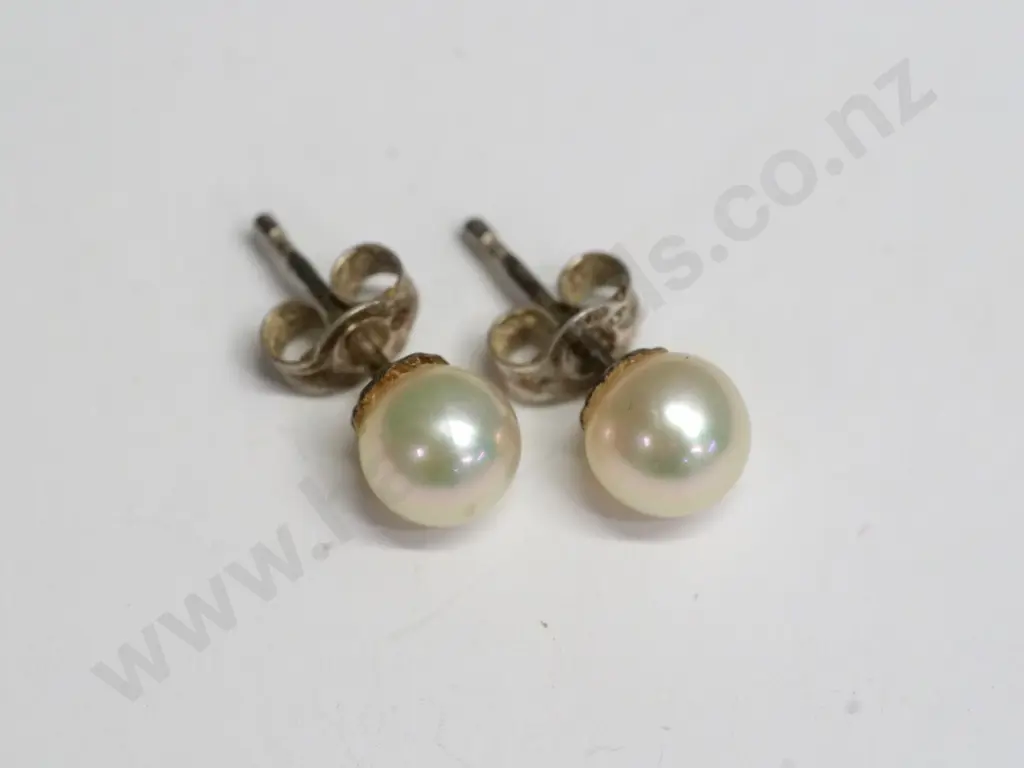 pair of pearl stud earrings Image 1++