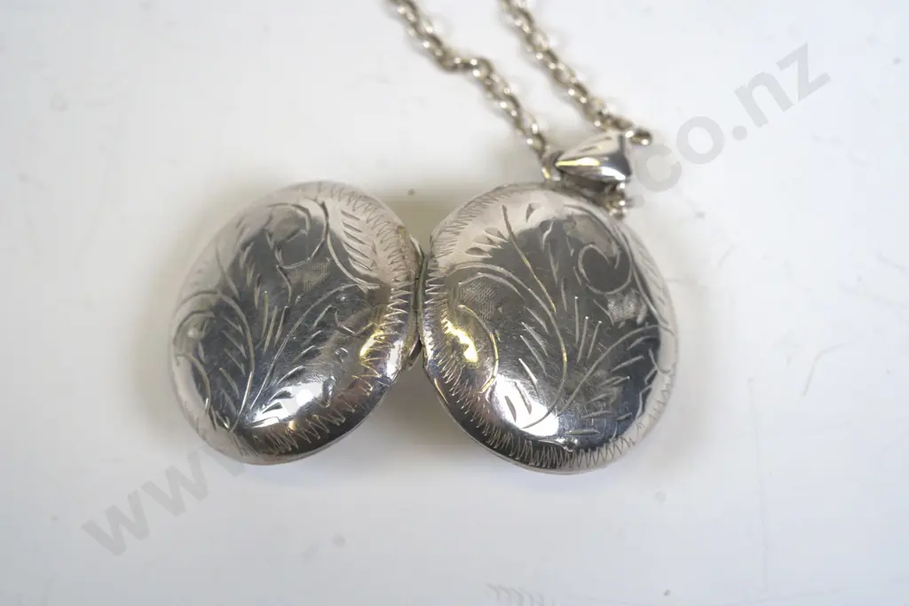 silver locket & chain stamped 925 Image 1++