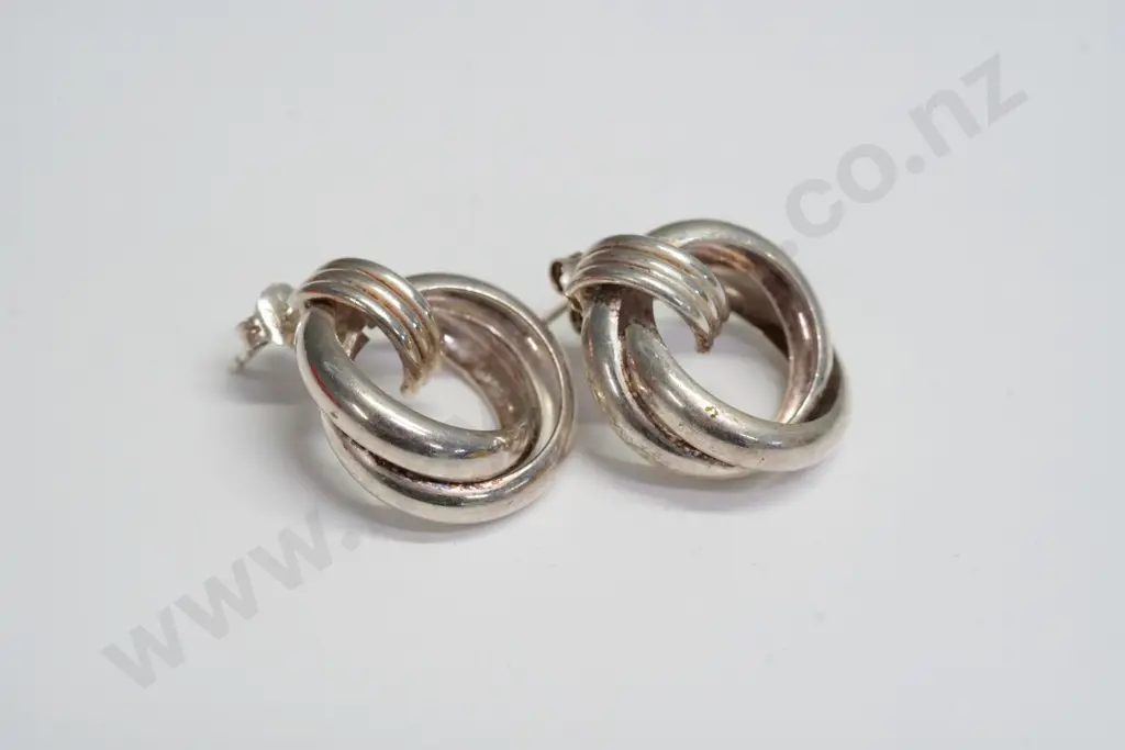 pair of silver earrings stamped 925 Image 1++