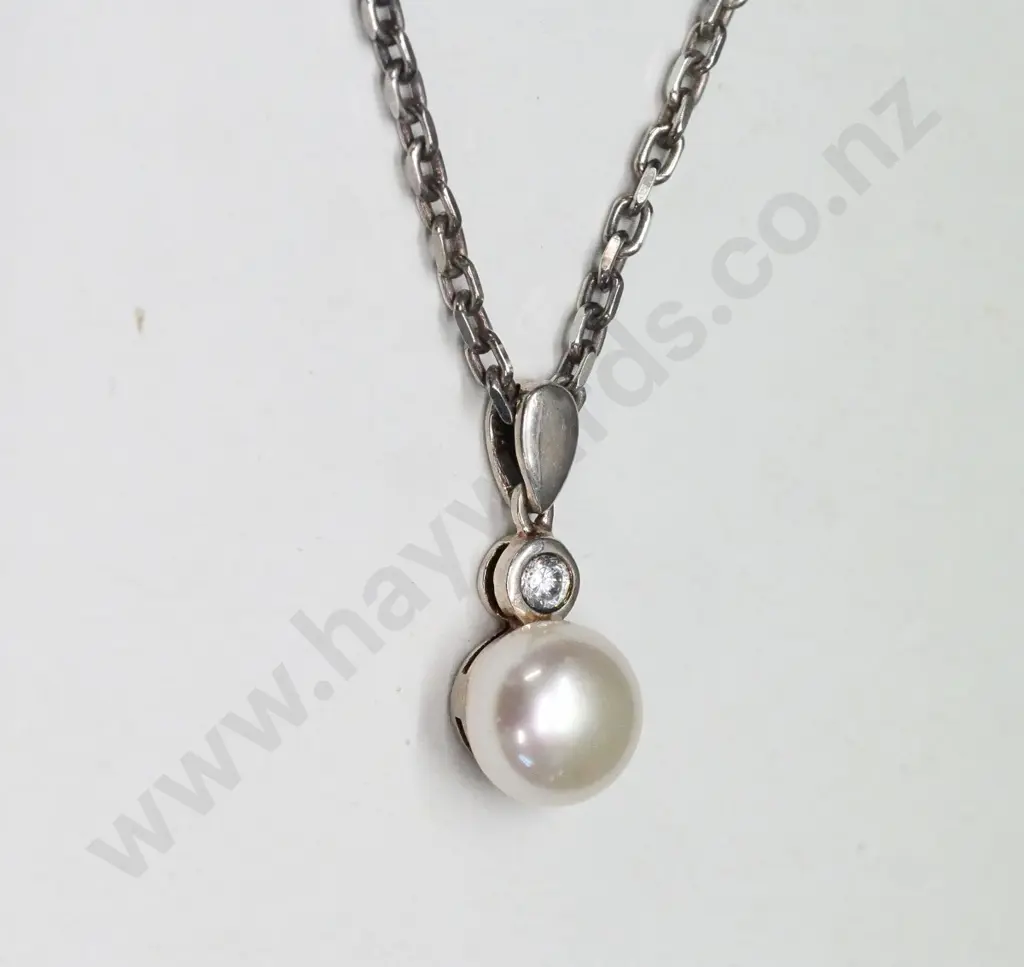 pearl necklace on silver chain stamped 925 Image 1++