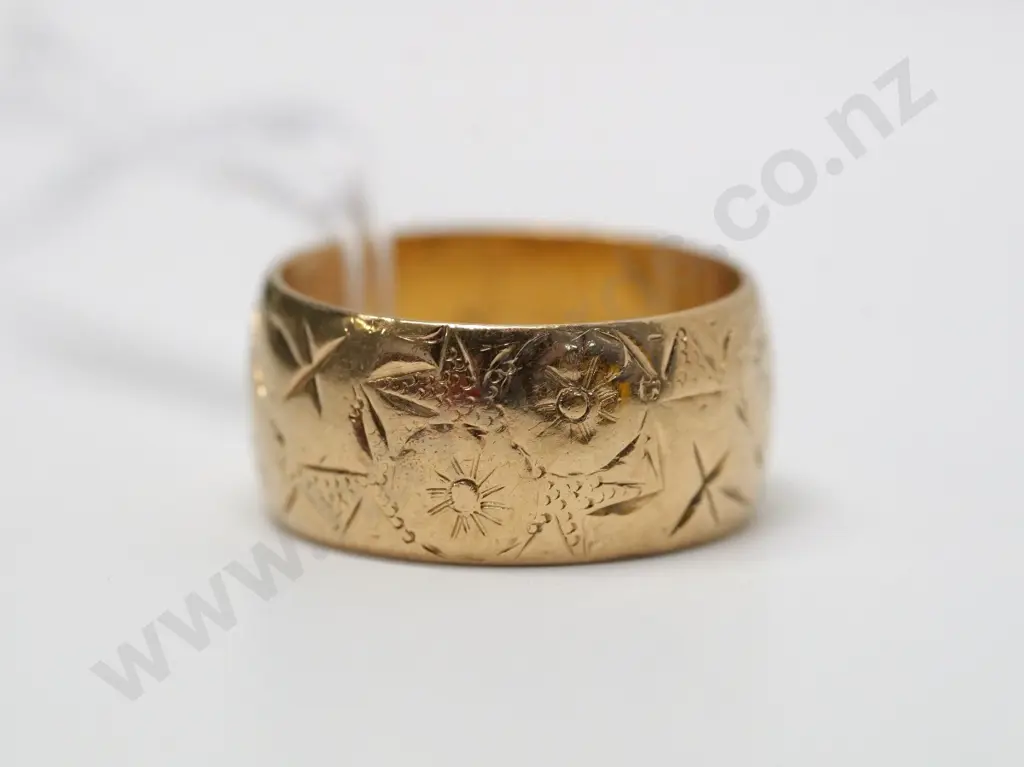 9ct gold engraved ring stamped 375 Image 1++