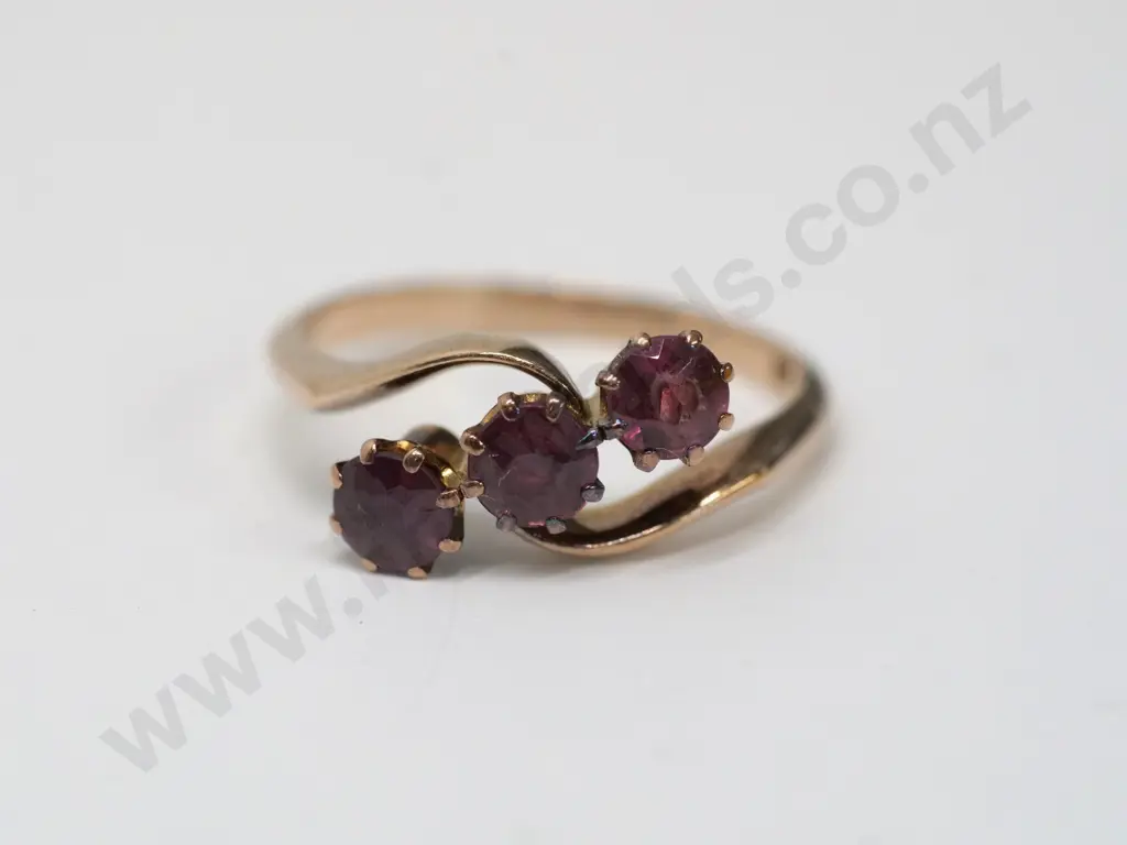 9ct 3 garnet ring stamped Image 1++