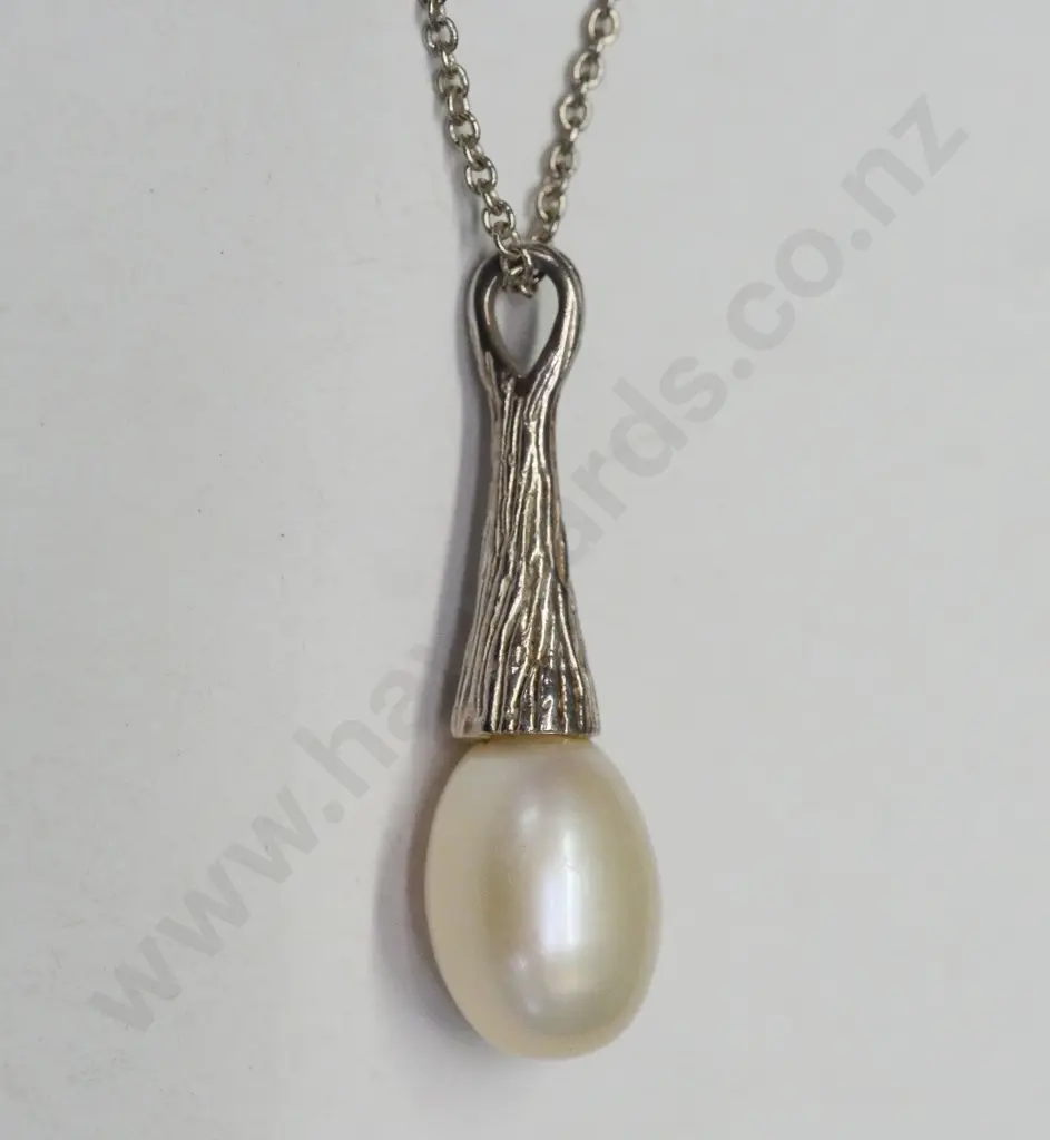 pearl necklace on silver chain stamped 925 Image 1++