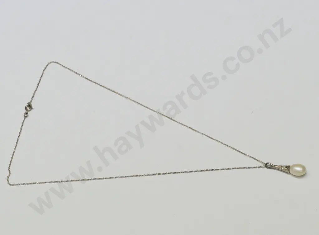 pearl necklace on silver chain stamped 925 Image 1++