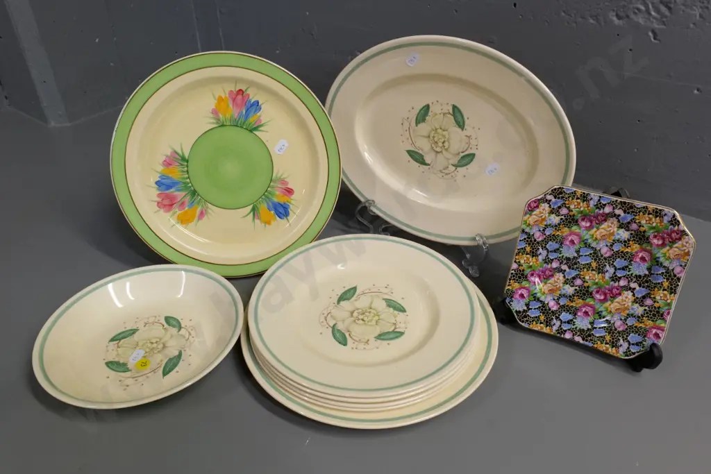 Clarice Cliff hand-painted crocus plate, 7 pieces of Susie Cooper dinnerware, and an AOF side plate Image 1++