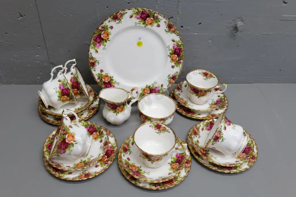 Royal Albert Old Country Roses 21-piece tea set including cake plate Image 1++
