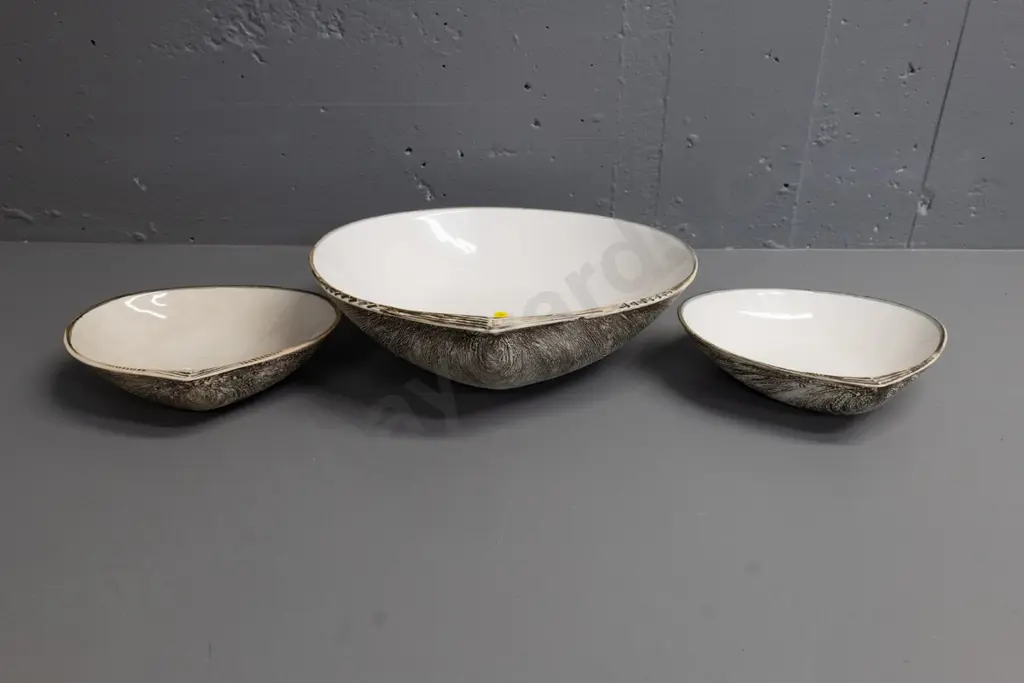 Royce McGlashen Nelson studio pottery set of 3 clam shell bowls - large one is H-100 L-345 W-335 Image 1++