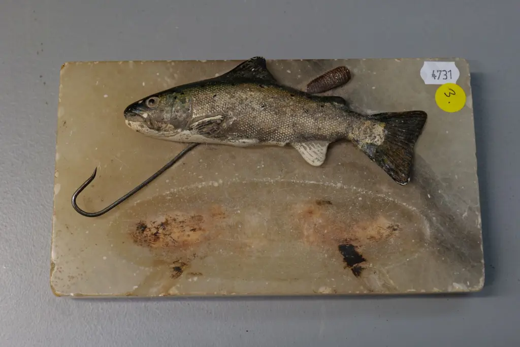 vintage alabster ashtray with metal hook and mounted porcelain fish ornament L-190 W-110 Image 1++