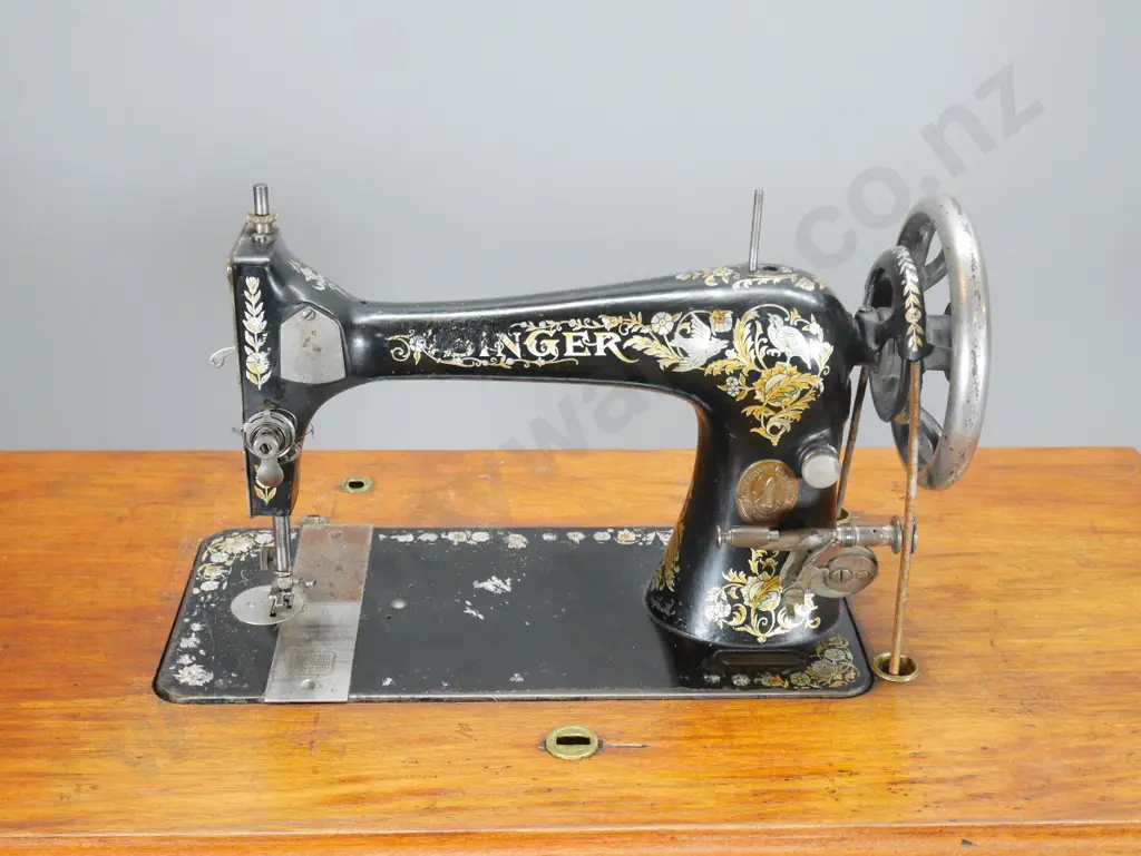 vintage Singer sewing machine with 4 drawers in stand, lift off timber cover, treadle working H1050 W1110 D410 Image 1++