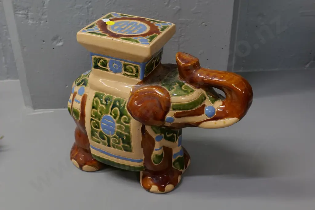 asian porcelain elephant ornament / small plant stand H-280 L-340 Image 1++