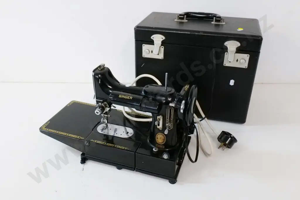 vintage portable cased Singer sewing machine with accessories - case is H-300 W-370 D-210 Image 1++