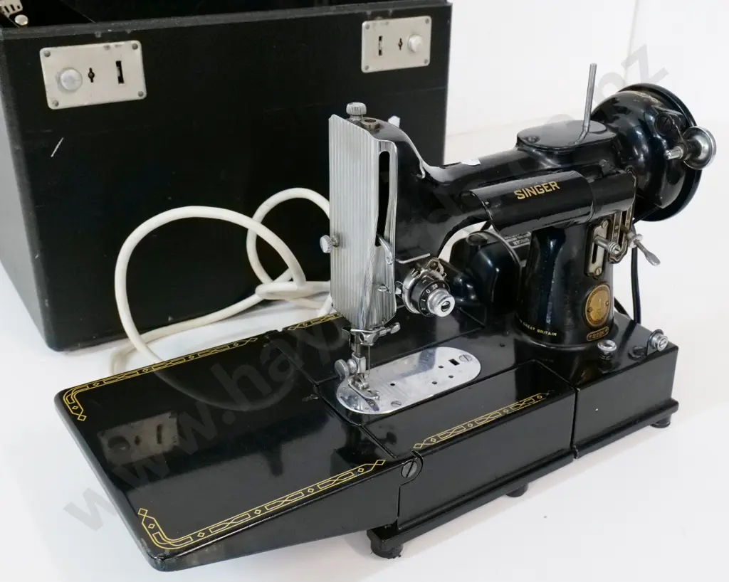 vintage portable cased Singer sewing machine with accessories - case is H-300 W-370 D-210 Image 1++