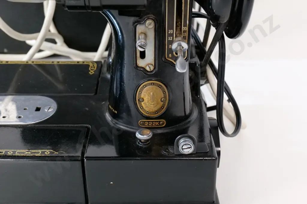vintage portable cased Singer sewing machine with accessories - case is H-300 W-370 D-210 Image 1++