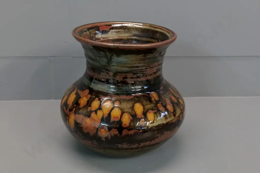 studio pottery vase with potters mark 'R' on base H-210 D-220 Image 1++