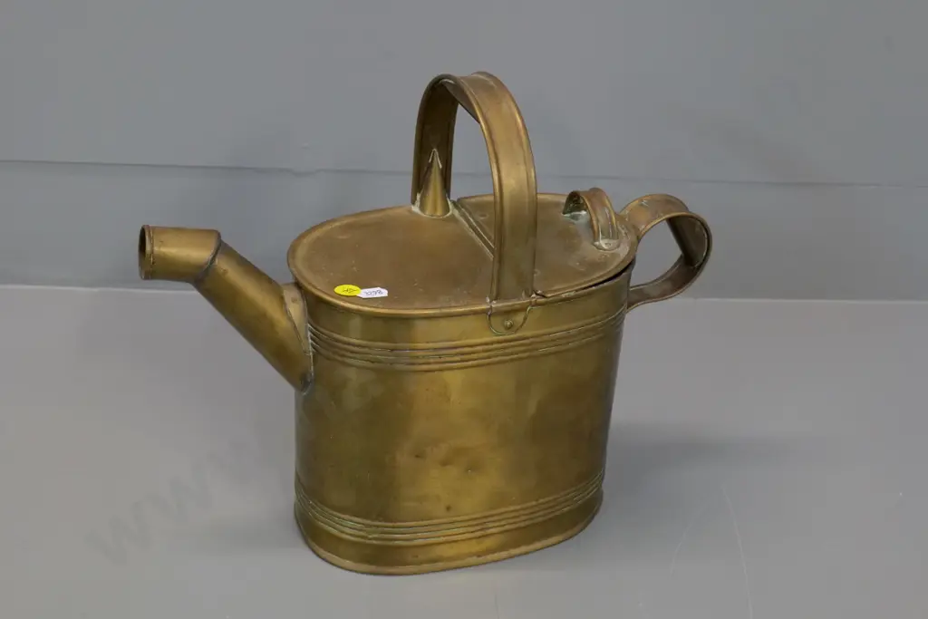 brass watering can with hinged flap lid - small piece missing on spout H-280 L-330 across spout Image 1++