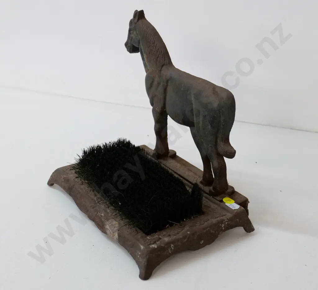 vintage cast iron horse-theme small boot scraper & brush H-230 W-230 D-160 Image 1++