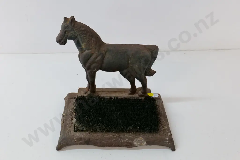 vintage cast iron horse-theme small boot scraper & brush H-230 W-230 D-160 Image 1++
