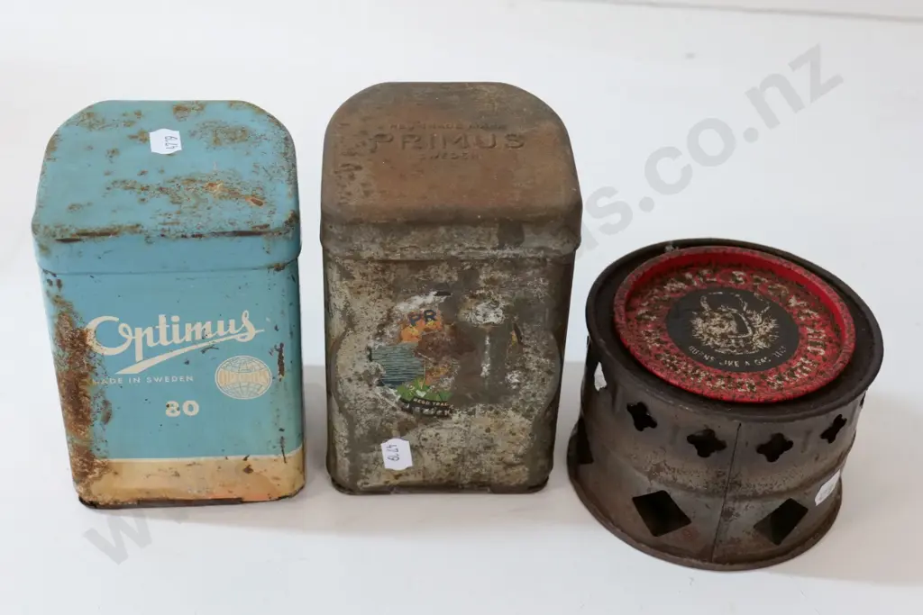 3 vintage camping stoves in integrated tins - Primus H140 W95 D95, Optimus & "Picnic Stove" Image 1++