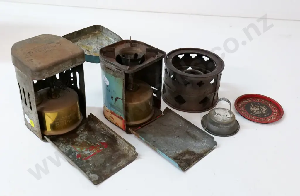 3 vintage camping stoves in integrated tins - Primus H140 W95 D95, Optimus & "Picnic Stove" Image 1++